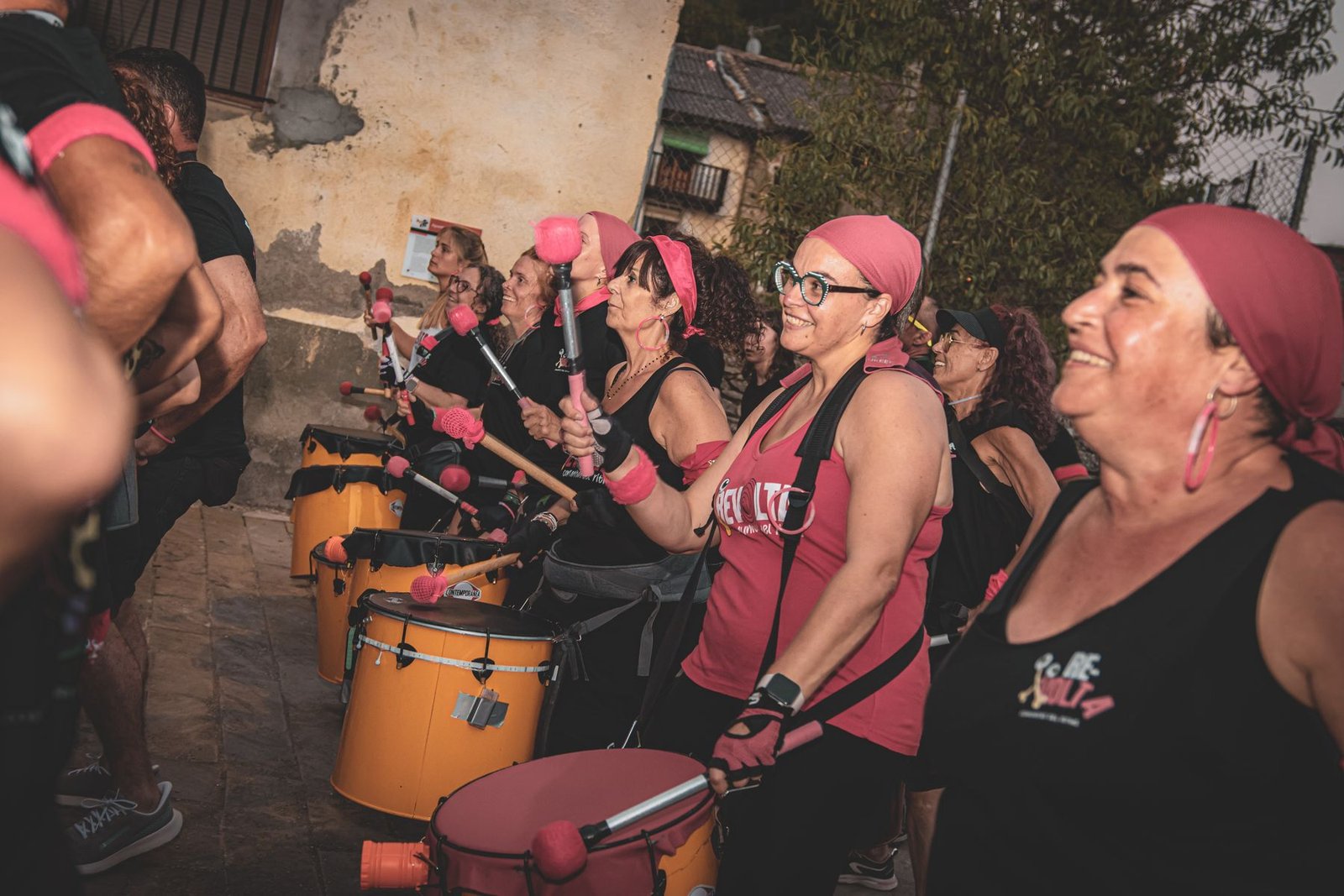 Desfilada nocturna de Revolta pels carrers amb la Seu Vella al fons